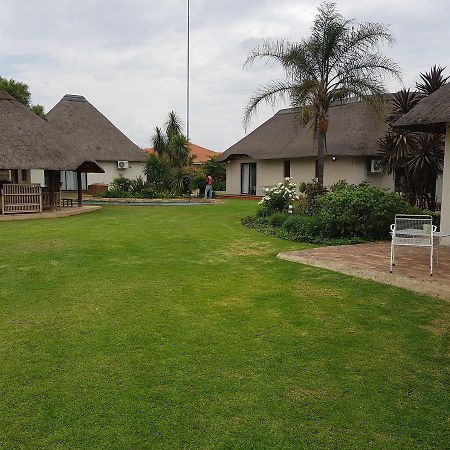 12 On Vaal Drive Guesthouse Vanderbijlpark Dış mekan fotoğraf