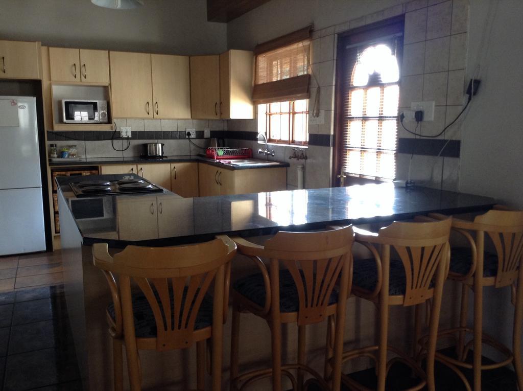 12 On Vaal Drive Guesthouse Vanderbijlpark Dış mekan fotoğraf