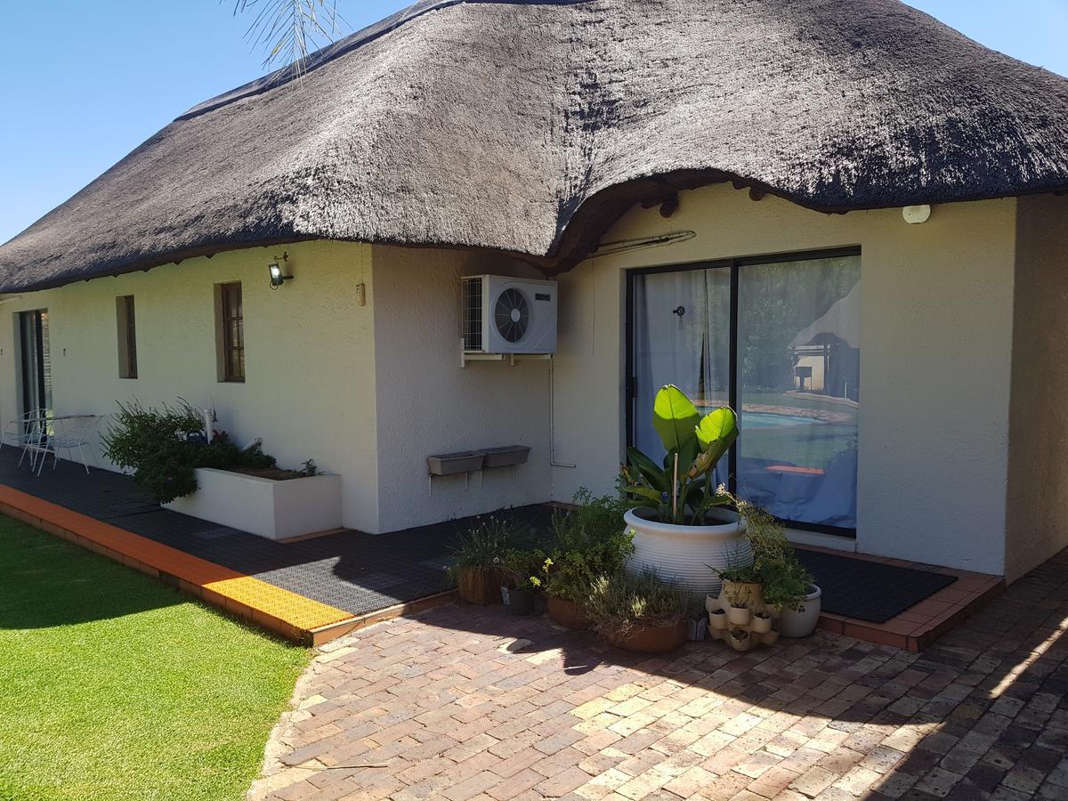 12 On Vaal Drive Guesthouse Vanderbijlpark Dış mekan fotoğraf