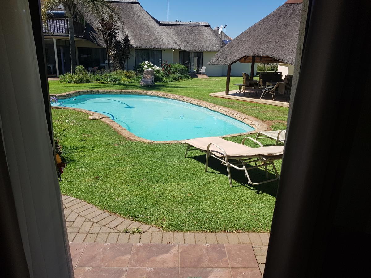 12 On Vaal Drive Guesthouse Vanderbijlpark Dış mekan fotoğraf