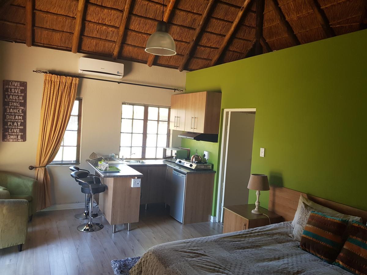 12 On Vaal Drive Guesthouse Vanderbijlpark Dış mekan fotoğraf