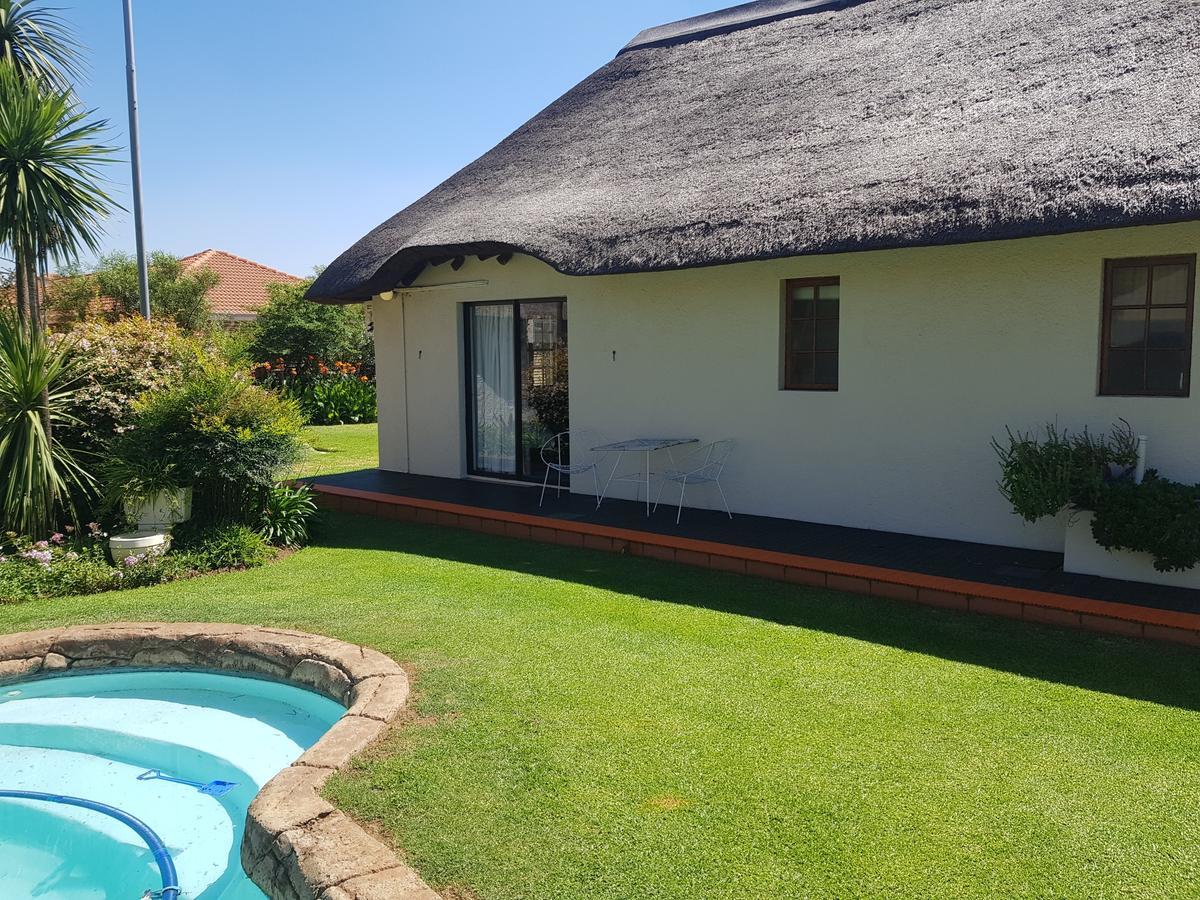 12 On Vaal Drive Guesthouse Vanderbijlpark Dış mekan fotoğraf
