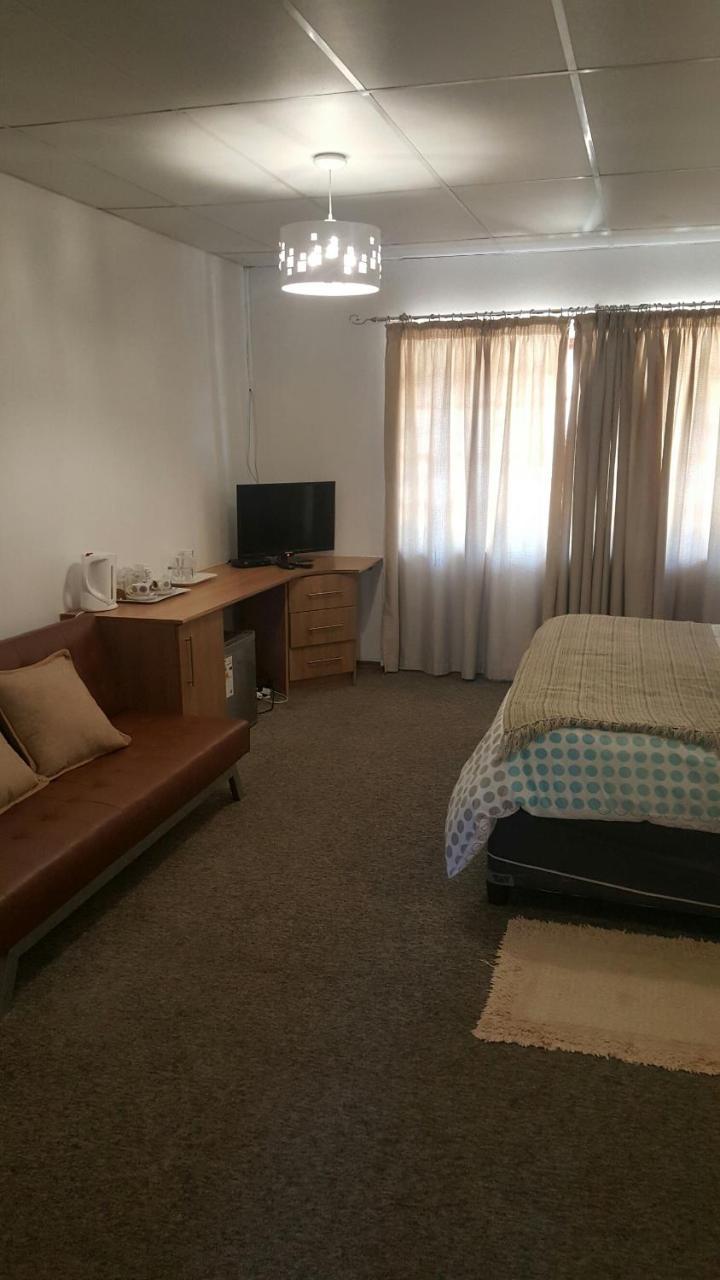 12 On Vaal Drive Guesthouse Vanderbijlpark Dış mekan fotoğraf