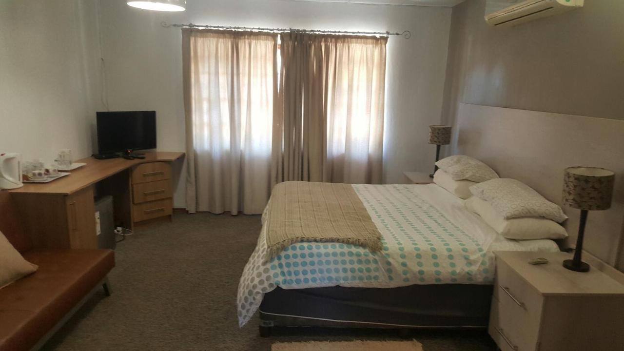 12 On Vaal Drive Guesthouse Vanderbijlpark Dış mekan fotoğraf