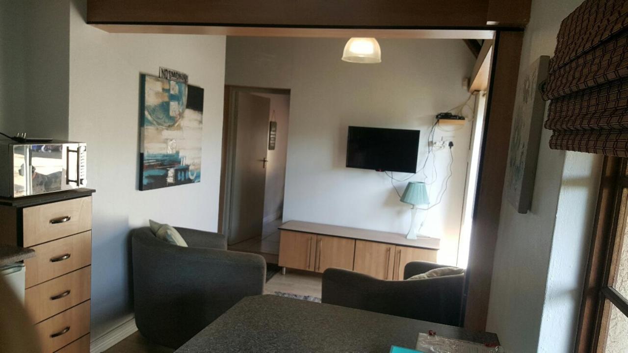12 On Vaal Drive Guesthouse Vanderbijlpark Dış mekan fotoğraf