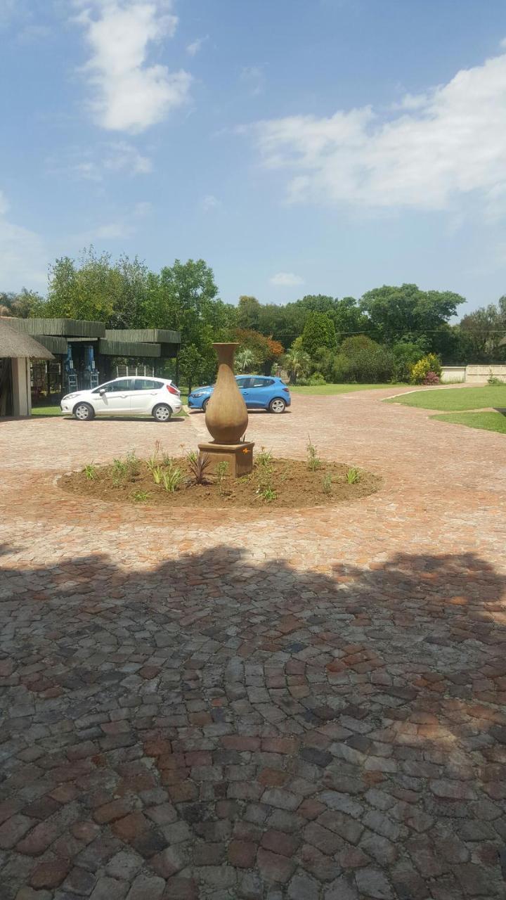 12 On Vaal Drive Guesthouse Vanderbijlpark Dış mekan fotoğraf